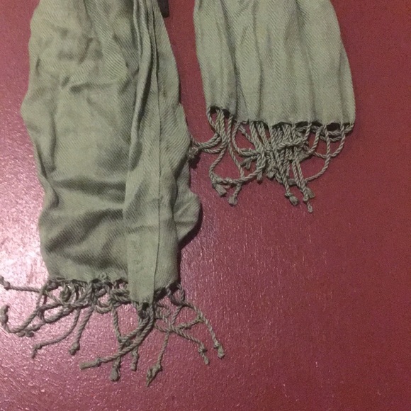 Green Scarf - Picture 3 of 5